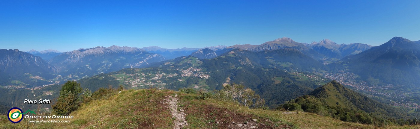 43 Ampia vista panoramica dalla Val Brembana a sx alla Val Serina a dx.jpg